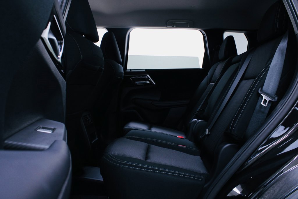 Used 2024 Mitsubishi Outlander ES image 20