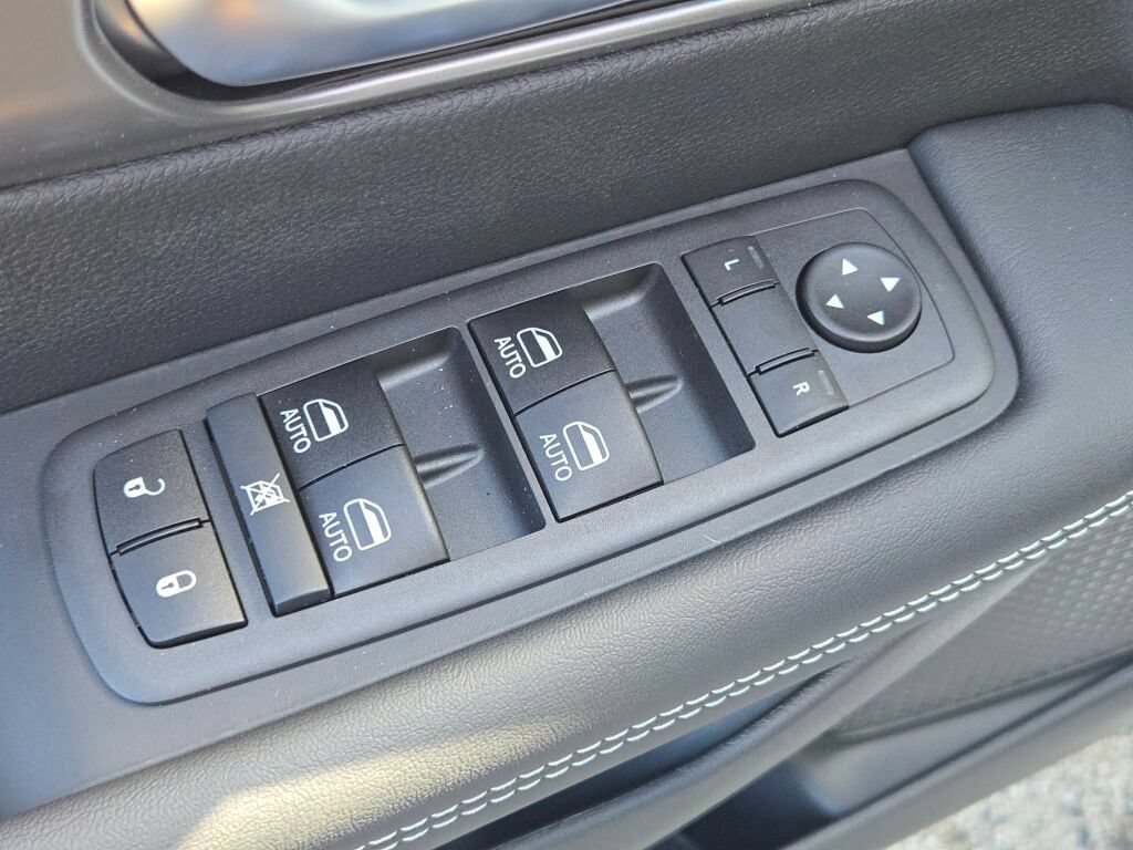 New 2026 Chrysler Pacifica Select FWD image 19