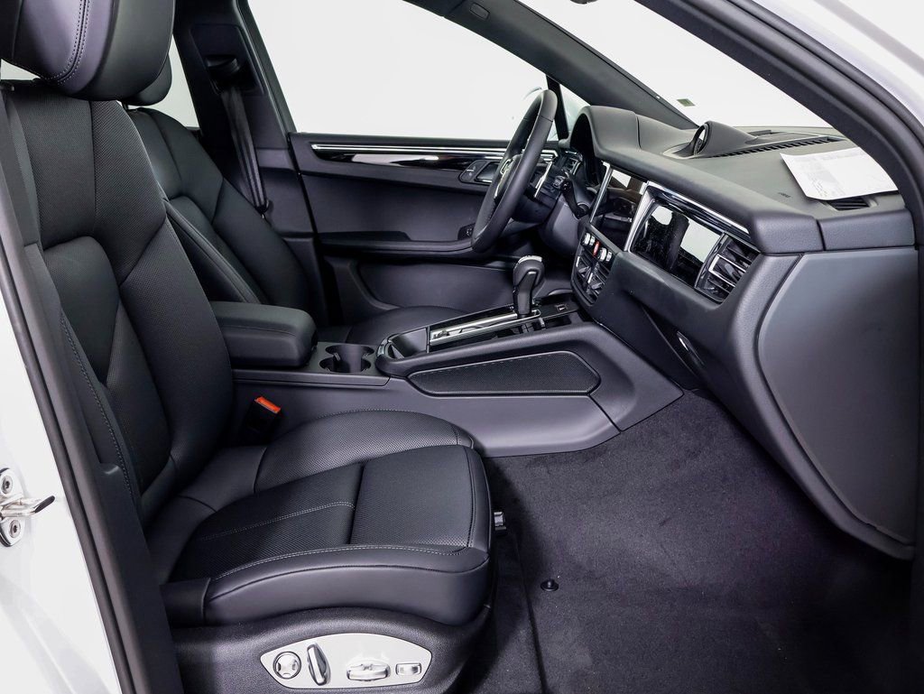 Certified 2025 Porsche Macan image 8