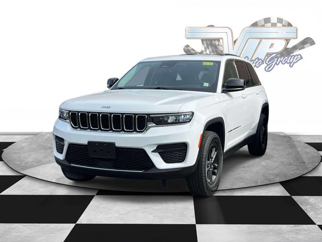 Used 2023 Jeep Grand Cherokee Laredo image 3