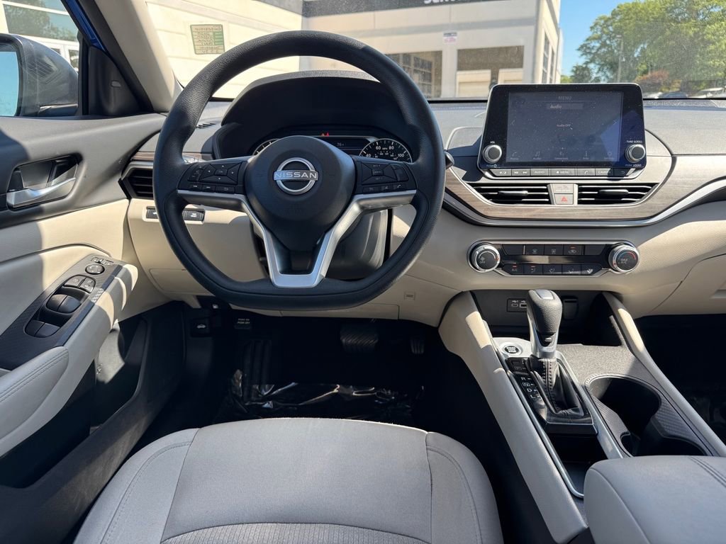 Used 2025 Nissan Altima 2.5 SV FWD image 11