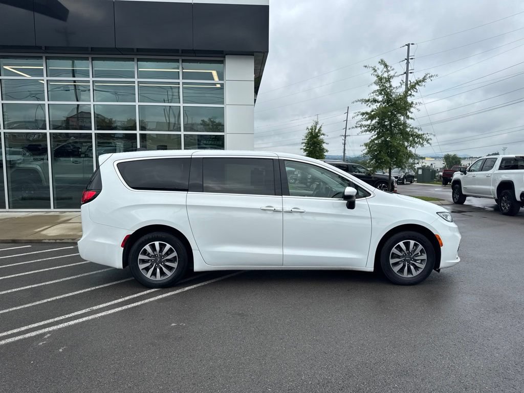 Used 2023 Chrysler Pacifica Touring-L FWD image 8