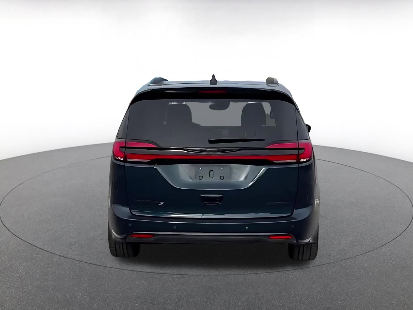 Used 2025 Chrysler Pacifica Limited image 12