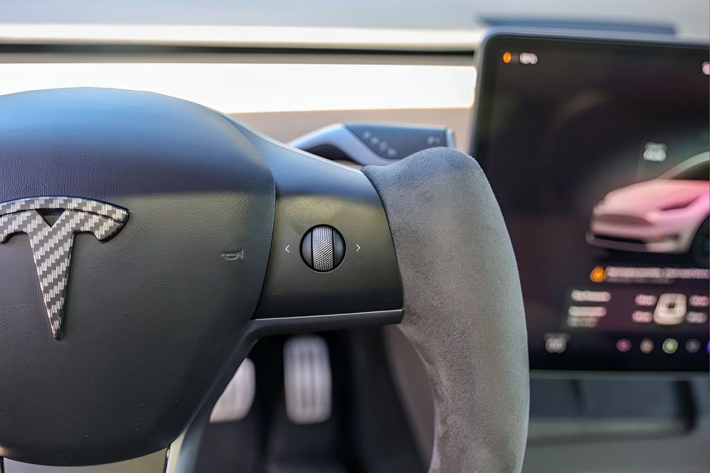 Used 2024 Tesla Model Y Performance image 12