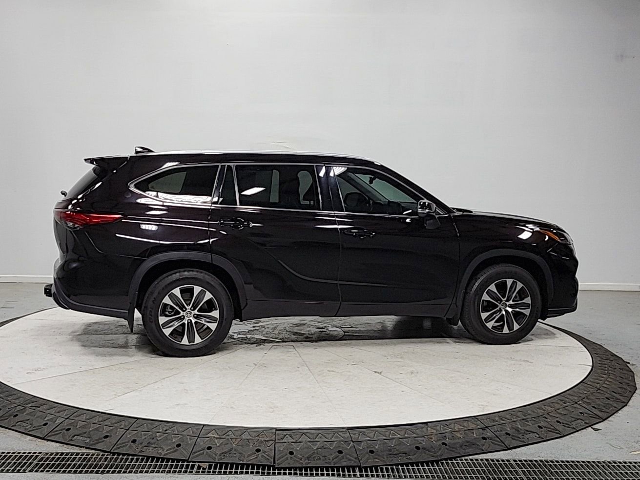 Used 2022 Toyota Highlander XLE AWD/4WD image 8