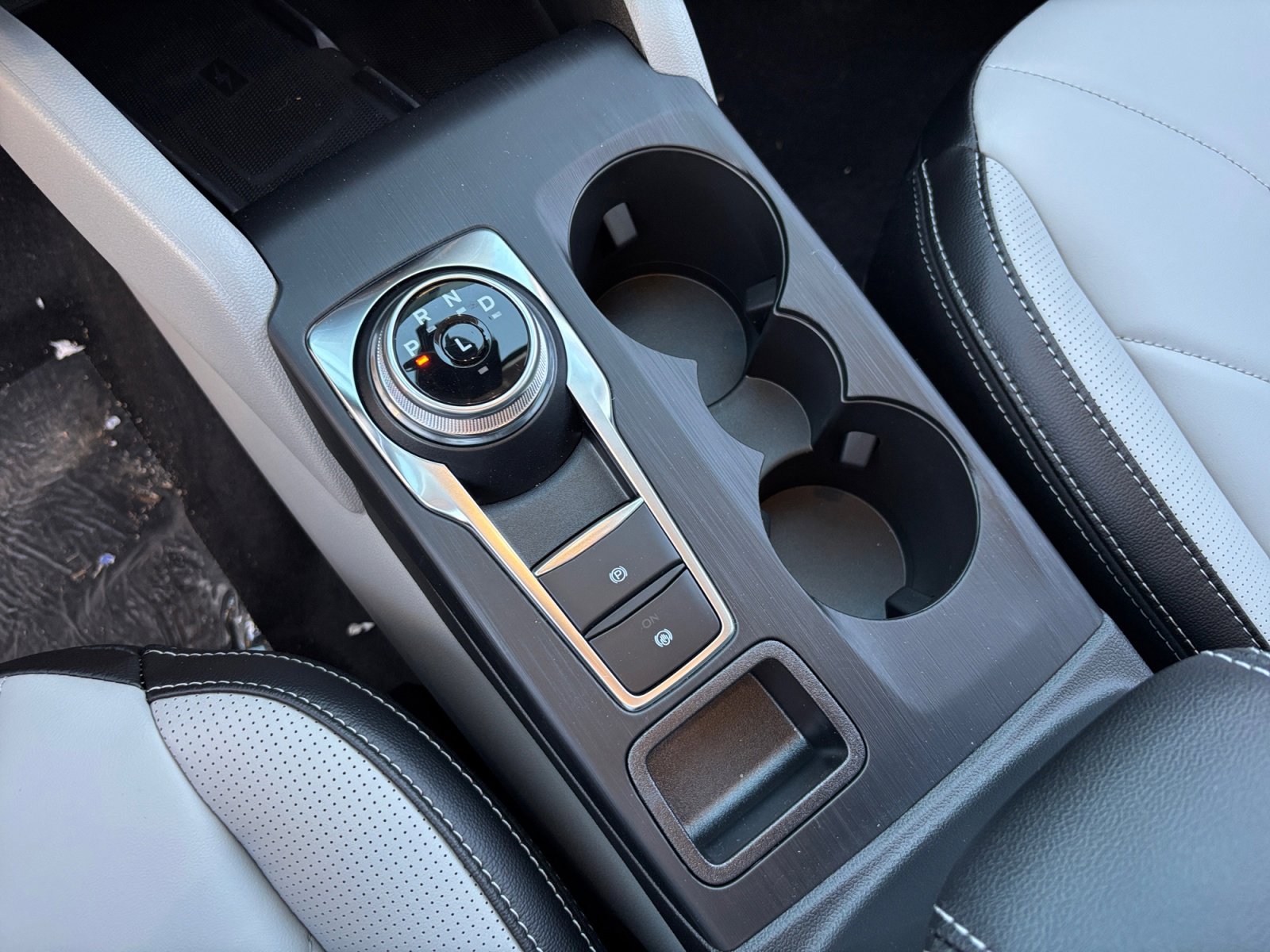 New 2026 Ford Escape SE w/ PHEV Premium Package FWD image 15