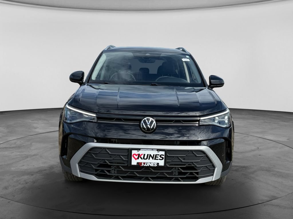 Used 2025 Volkswagen Taos SE AWD/4WD image 3