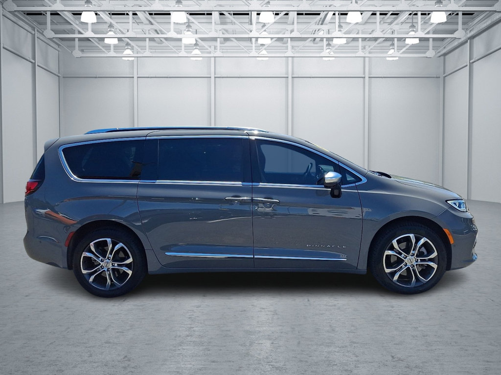 Used 2025 Chrysler Pacifica Pinnacle AWD/4WD image 10