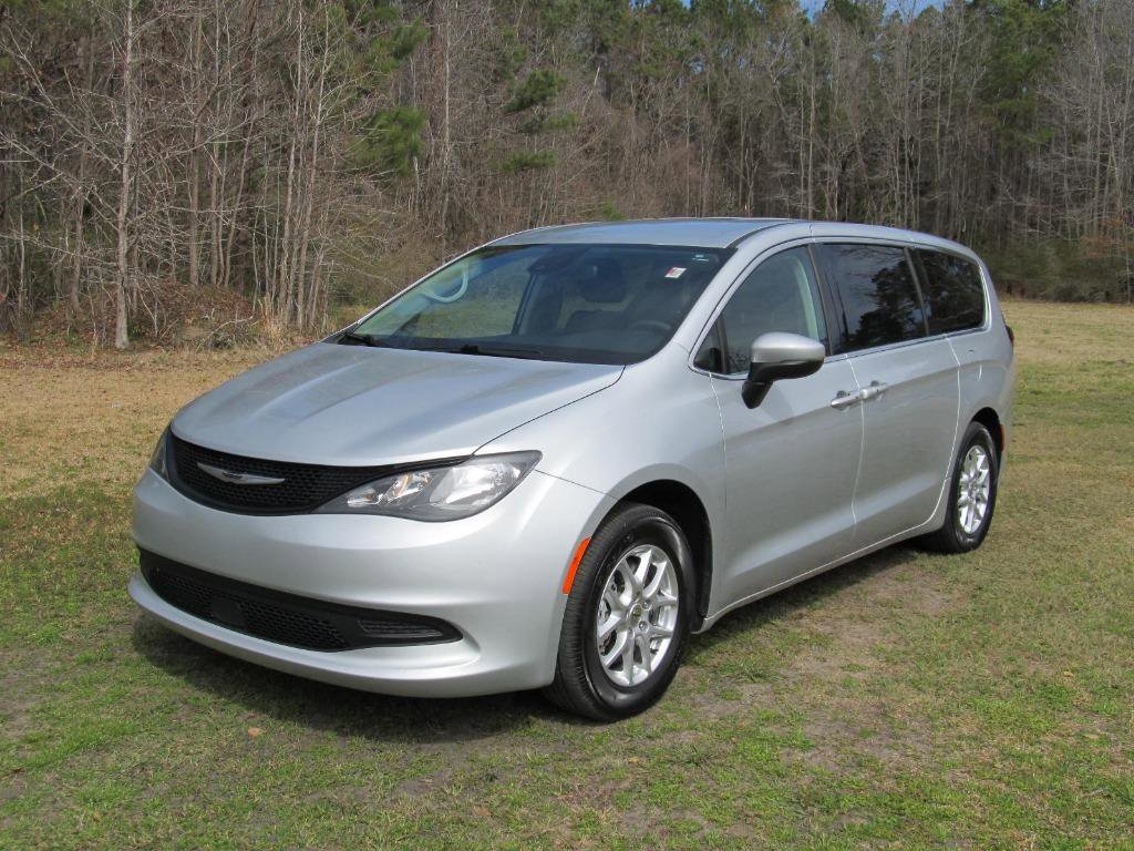 Used 2023 Chrysler Voyager LX image 2