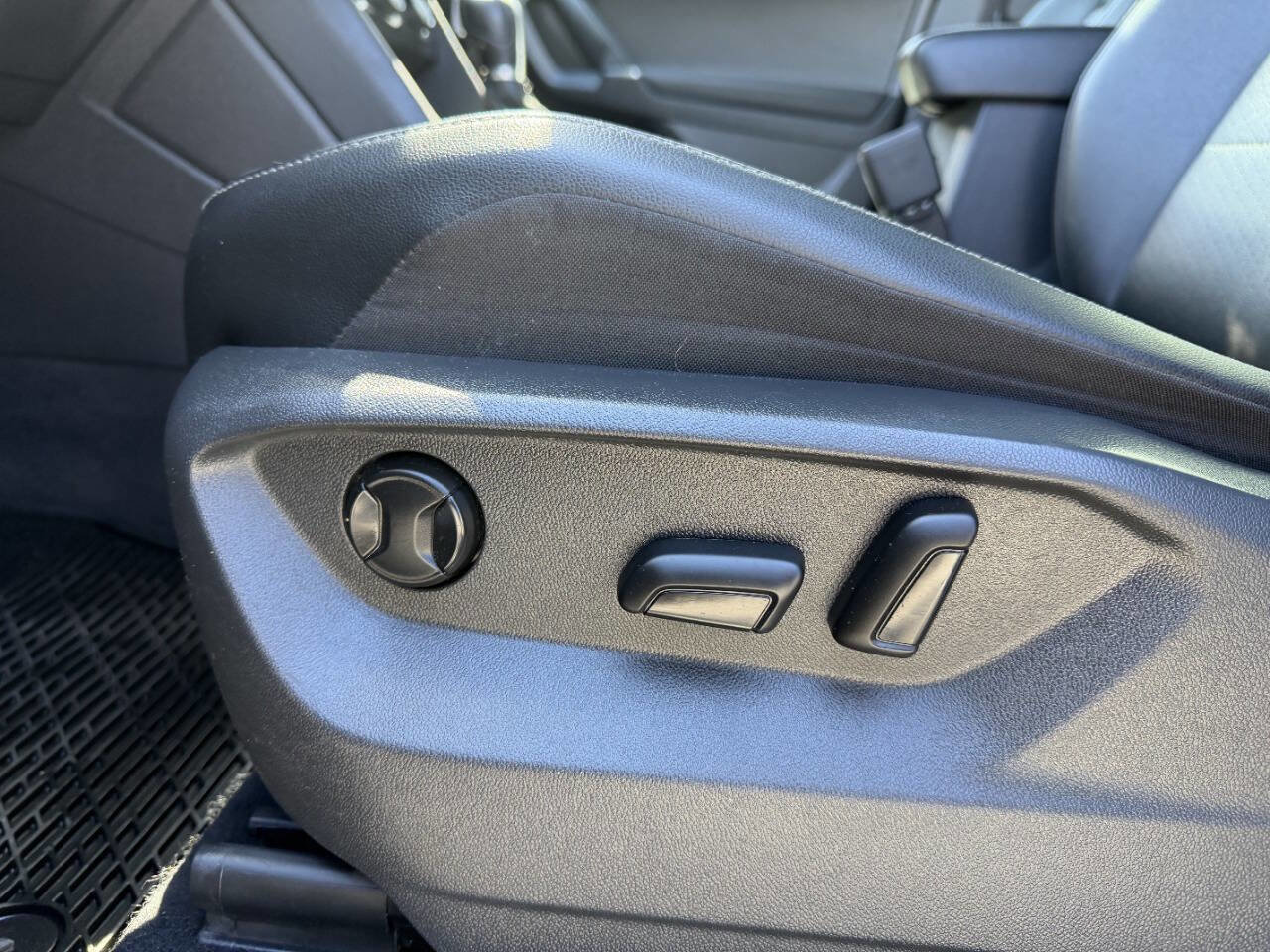 Used 2018 Volkswagen Tiguan SE w/ Panoramic Sunroof Package AWD/4WD image 19