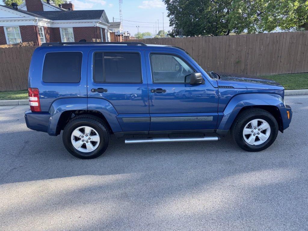 Used 2010 Jeep Liberty Sport w/ Popular Equipment Group AWD/4WD image 3