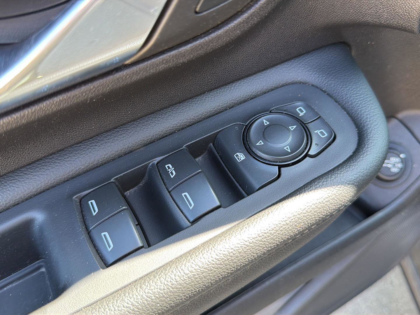 Used 2024 GMC Terrain SLT AWD/4WD image 16