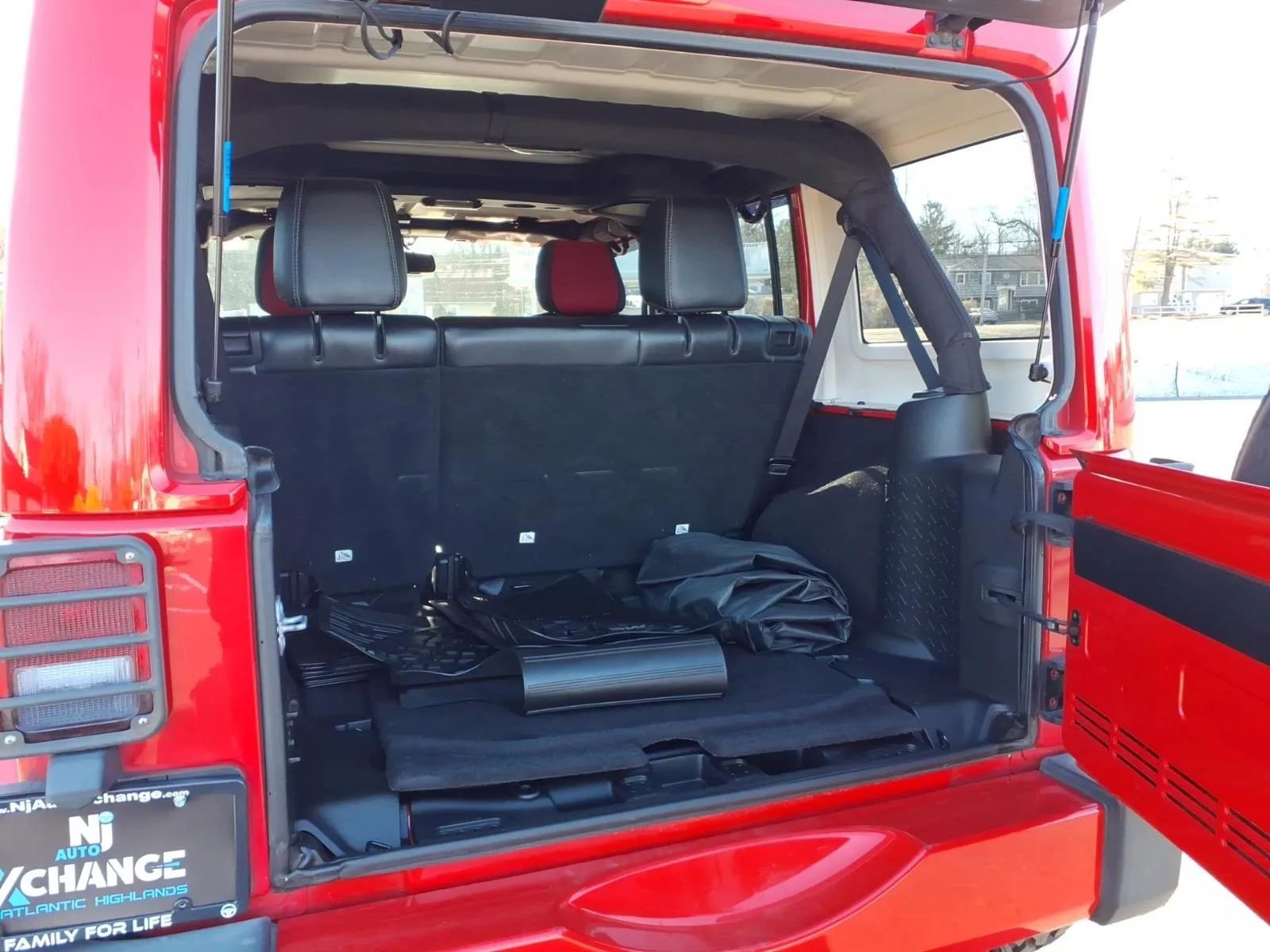 Used 2016 Jeep Wrangler Unlimited Sahara w/ Connectivity Group image 17