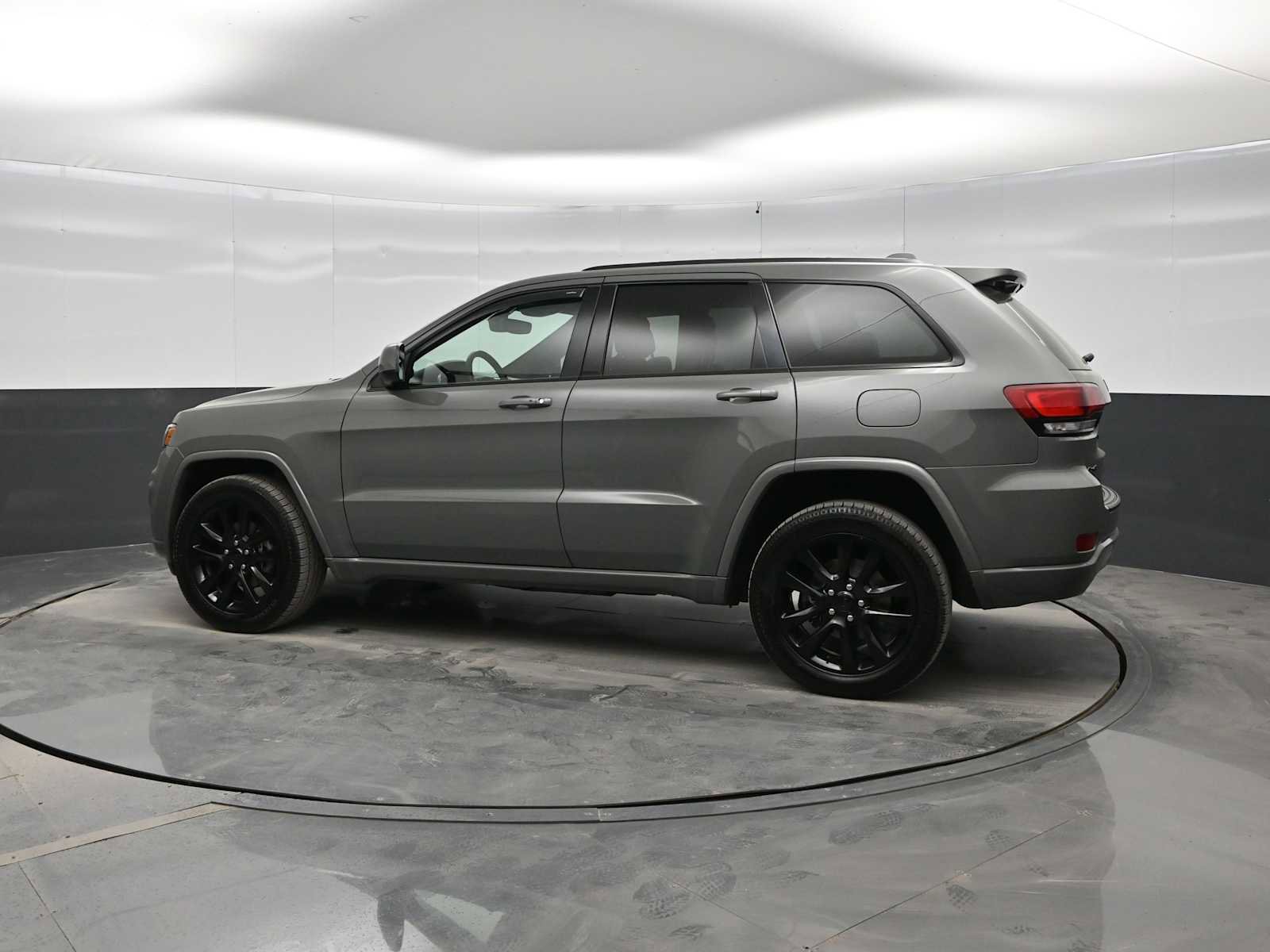 Used 2019 Jeep Grand Cherokee Altitude image 5