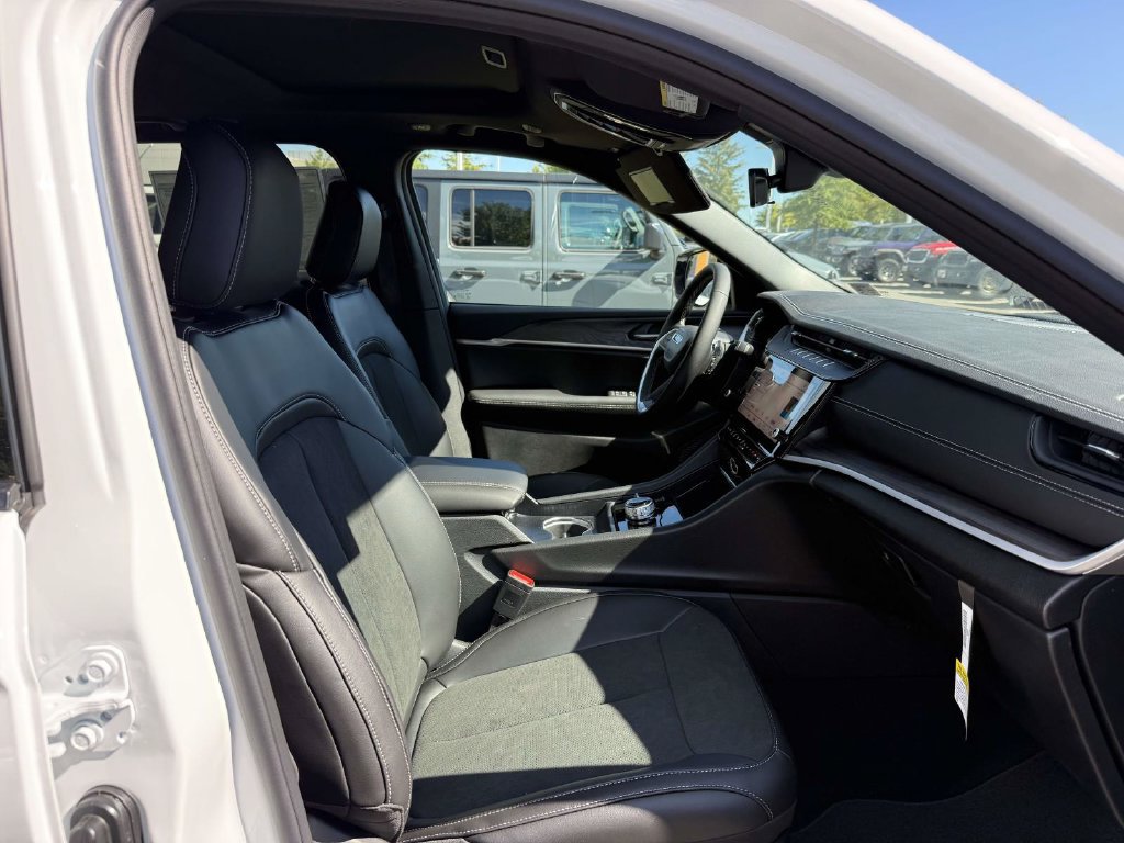 New 2027 Jeep Grand Cherokee Altitude AWD/4WD image 15