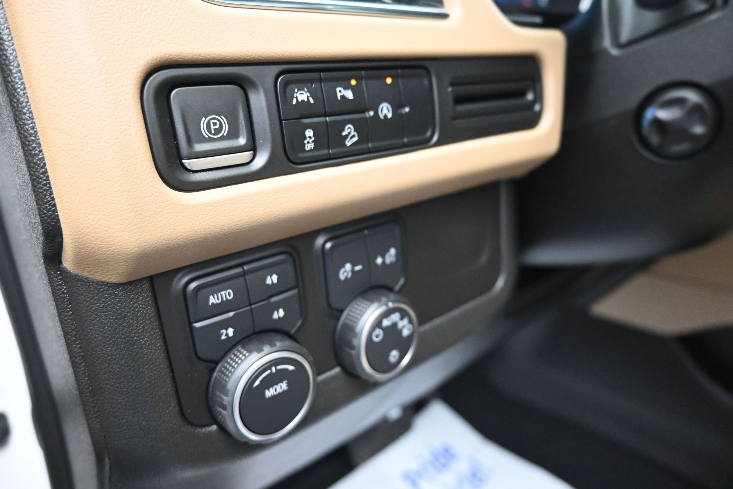 Used 2023 Chevrolet Tahoe Premier AWD/4WD image 28