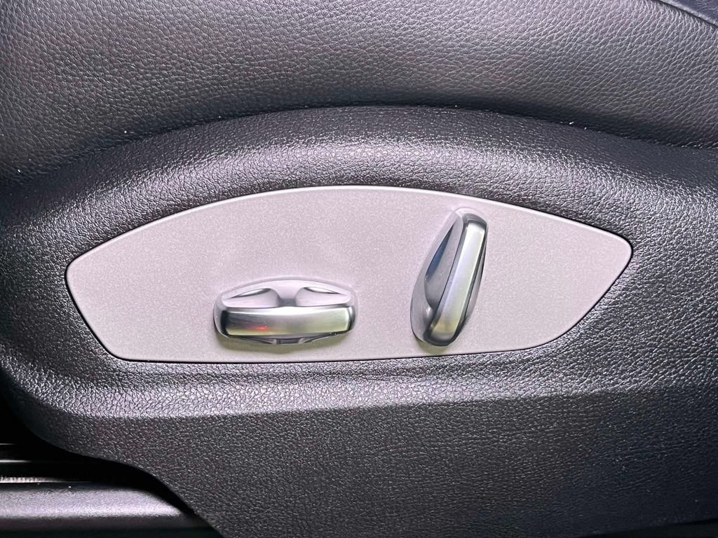 Certified 2023 Porsche Macan AWD/4WD image 17