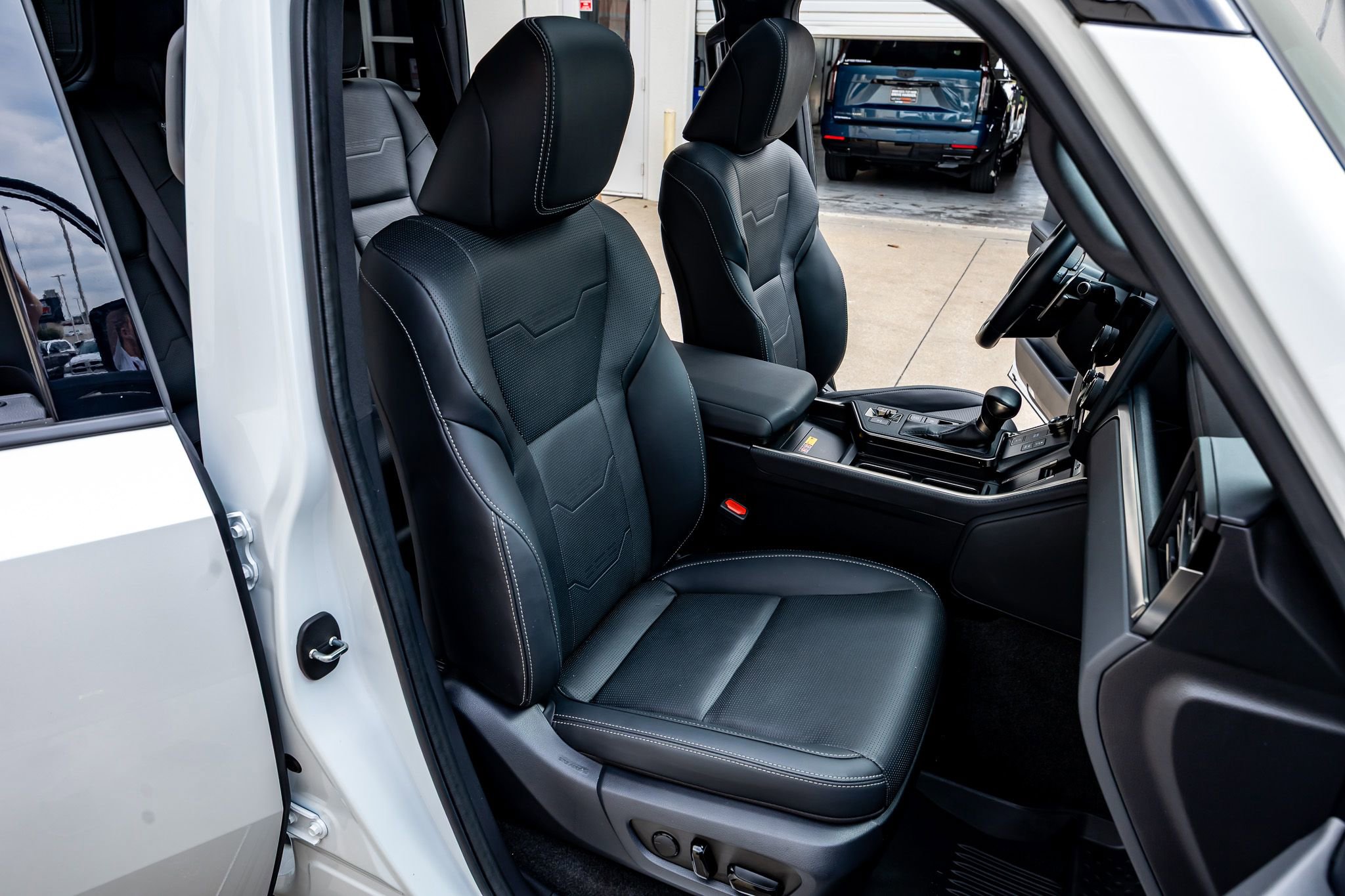 Used 2024 Lexus GX 550 w/ Accessory Package (Z1) AWD/4WD image 32