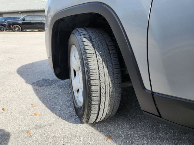 Certified 2017 Jeep Cherokee Sport image 30