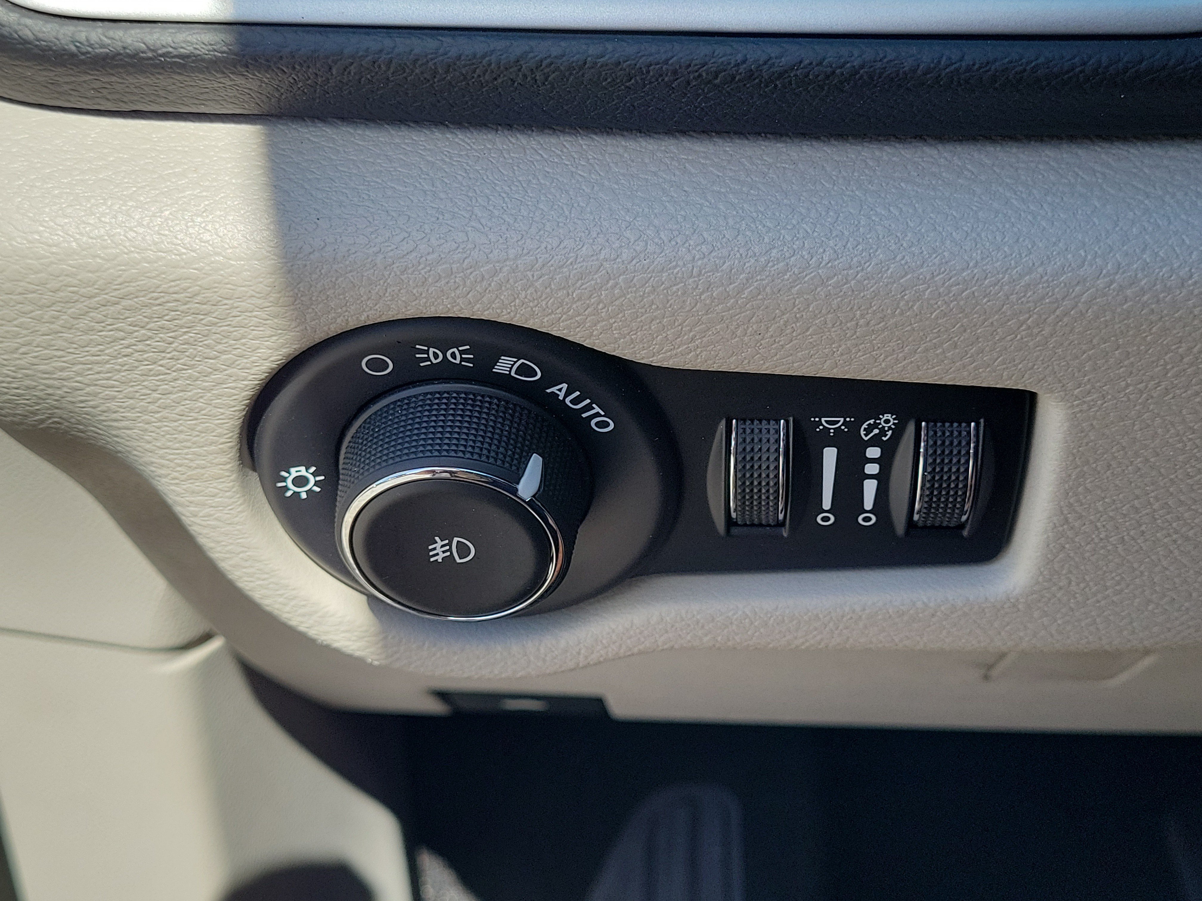 Used 2020 Chrysler Pacifica Touring-L Plus w/ Advanced Safetytec Group FWD image 28
