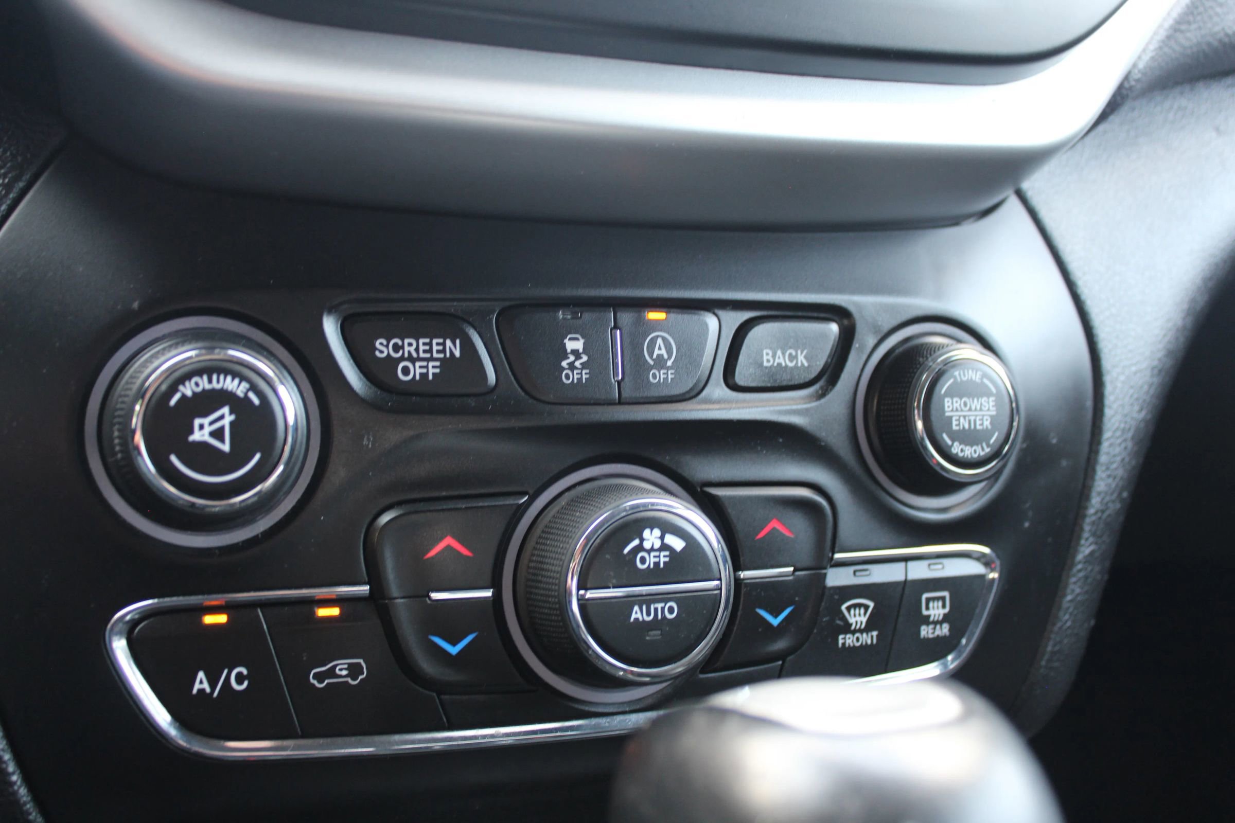 Used 2018 Jeep Cherokee Trailhawk image 32