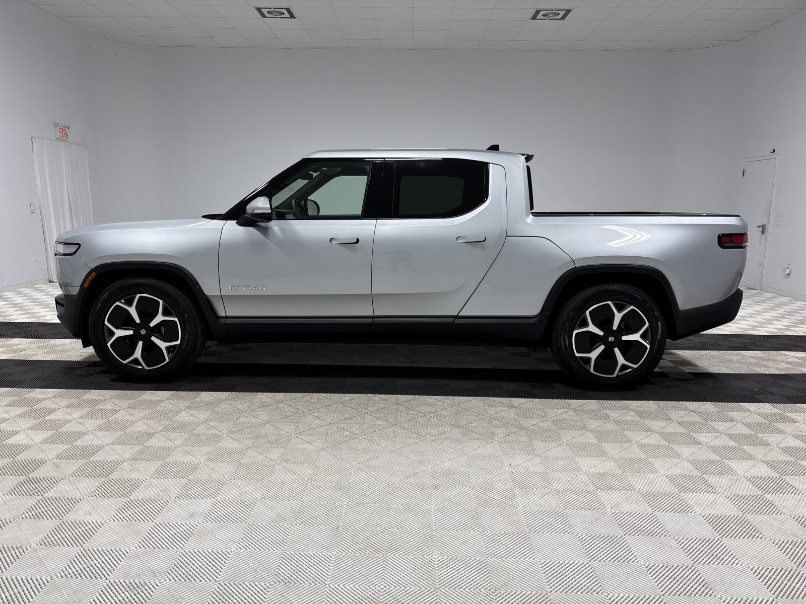 Used 2024 Rivian R1T Adventure AWD/4WD image 2