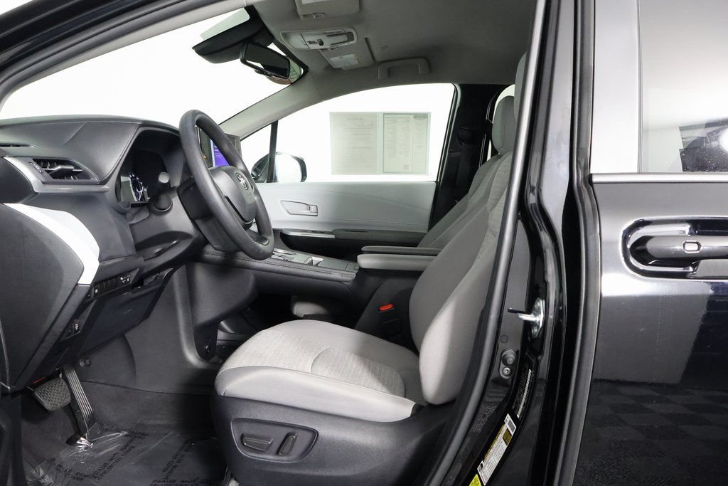 Used 2026 Toyota Sienna LE FWD image 10