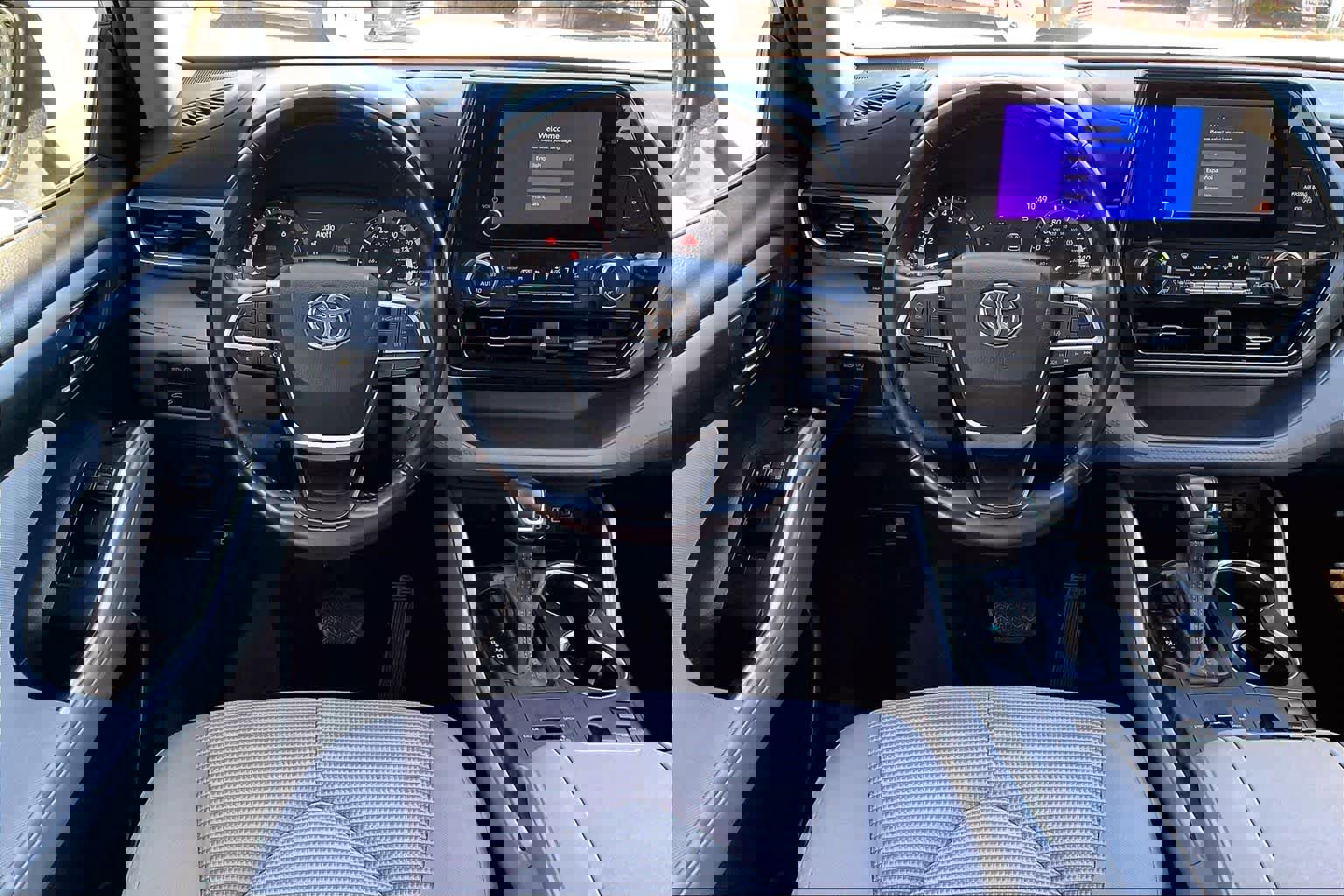 Used 2023 Toyota Highlander LE image 5