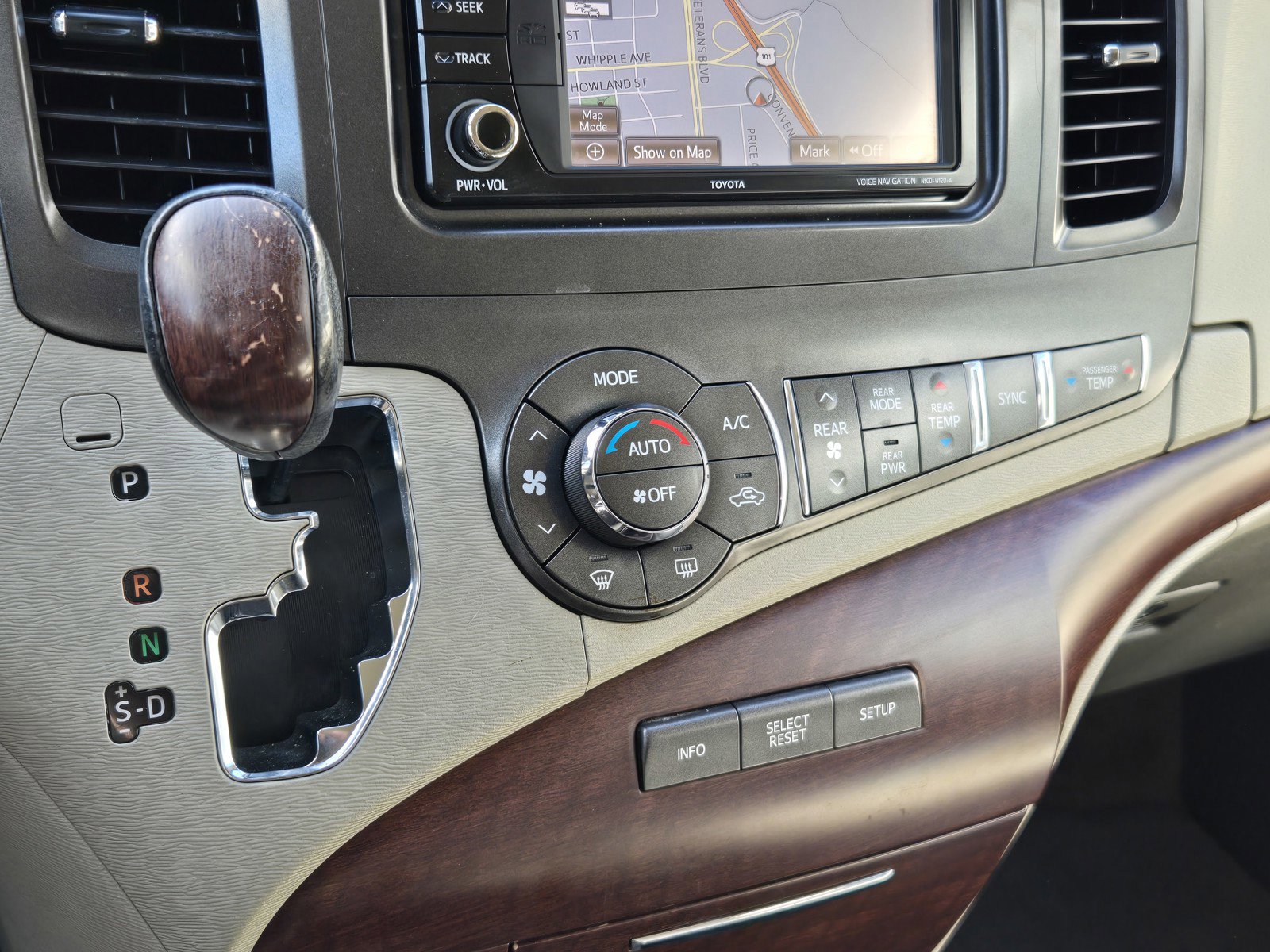 Used 2014 Toyota Sienna XLE image 26