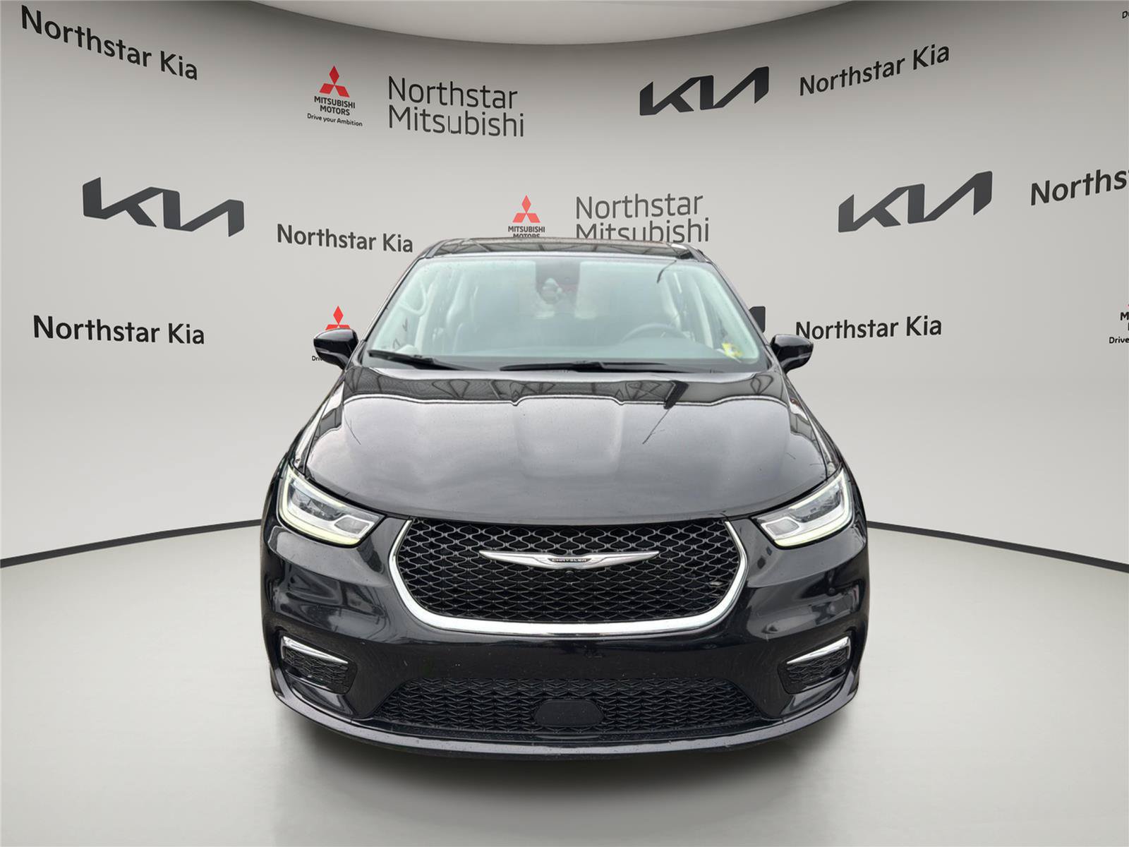Used 2024 Chrysler Pacifica Touring-L FWD image 9