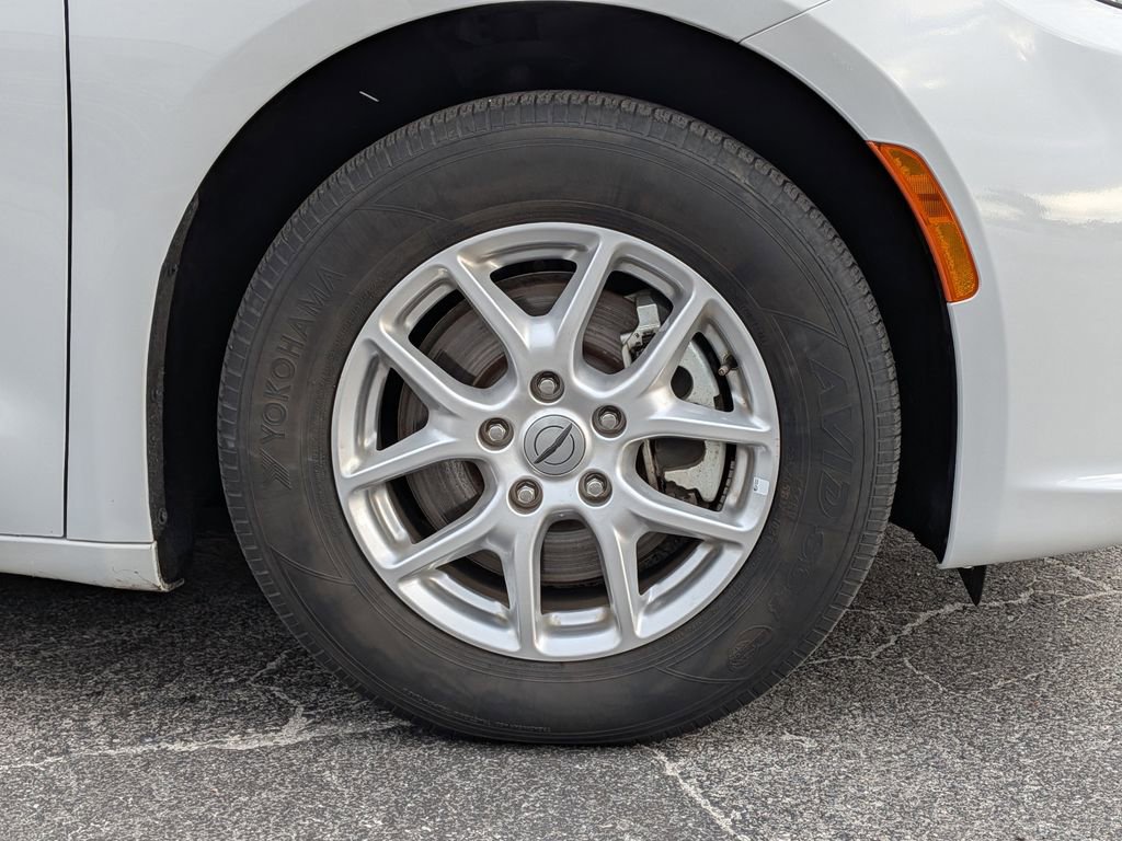 Used 2024 Chrysler Pacifica Touring-L image 11