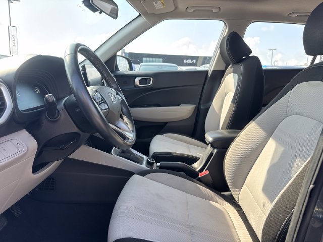 Used 2024 Hyundai Venue SEL FWD image 17