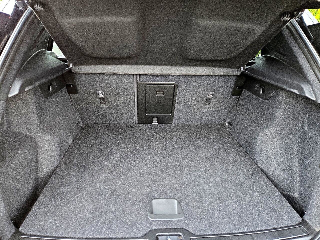 Used 2021 Volvo XC40 T4 Momentum image 8