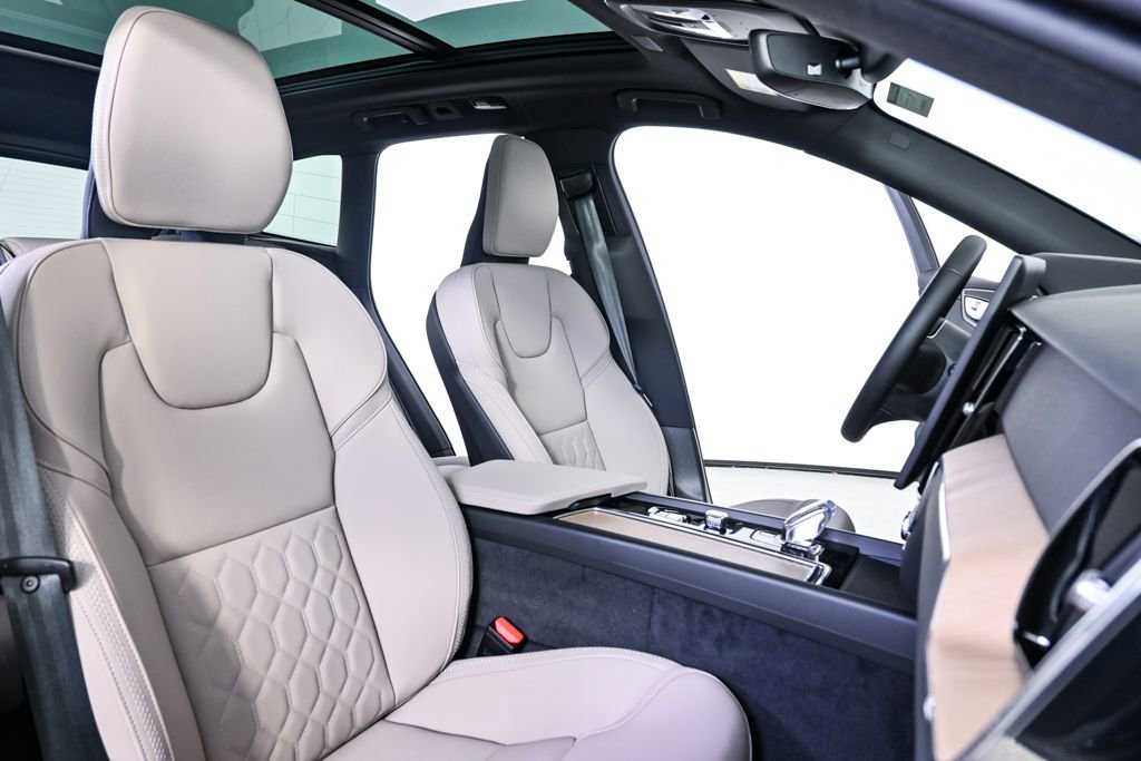 New 2026 Volvo XC60 T8 Core w/ Climate Package PRO image 21