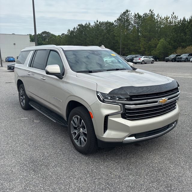 Used 2023 Chevrolet Suburban LT w/ Luxury Package AWD/4WD image 4