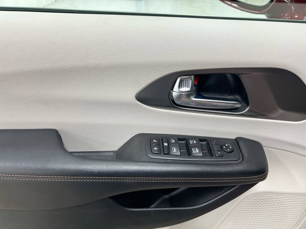 Used 2020 Chrysler Pacifica Touring w/ Advanced Safetytec Group FWD image 21