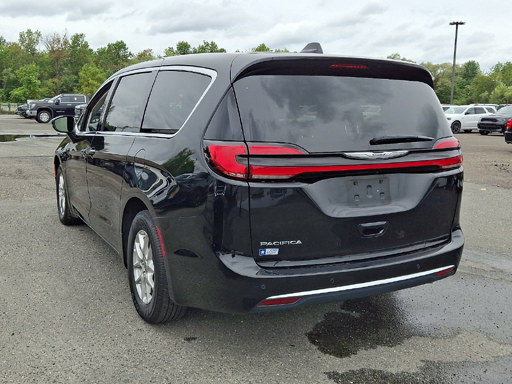 Used 2024 Chrysler Pacifica Touring-L FWD image 9