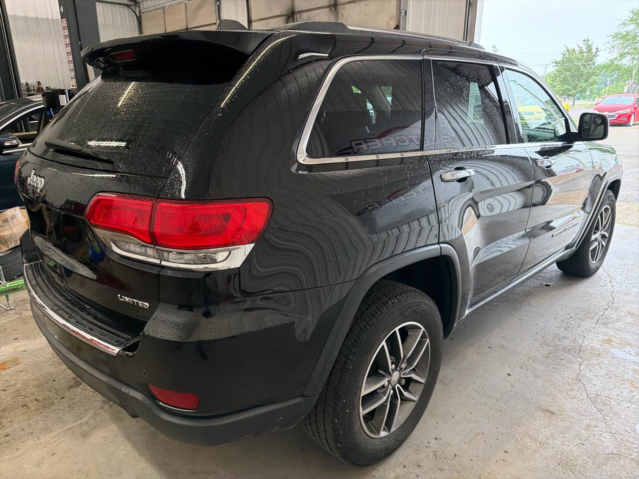 Used 2018 Jeep Grand Cherokee Limited AWD/4WD image 5