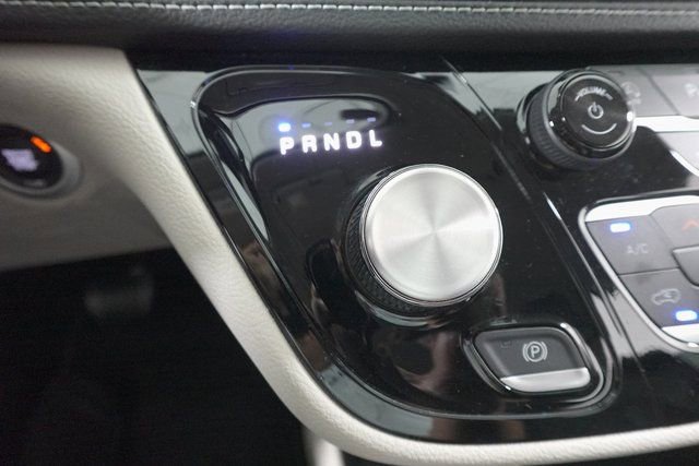 Used 2024 Chrysler Pacifica Touring-L image 19