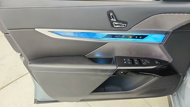 Used 2024 BMW 740i xDrive w/ Premium Package image 38