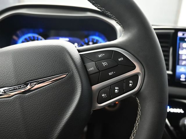 Used 2025 Chrysler Pacifica Select image 18