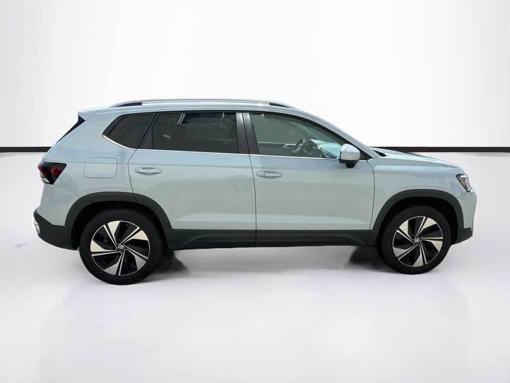 Used 2025 Volkswagen Taos SE AWD/4WD image 4