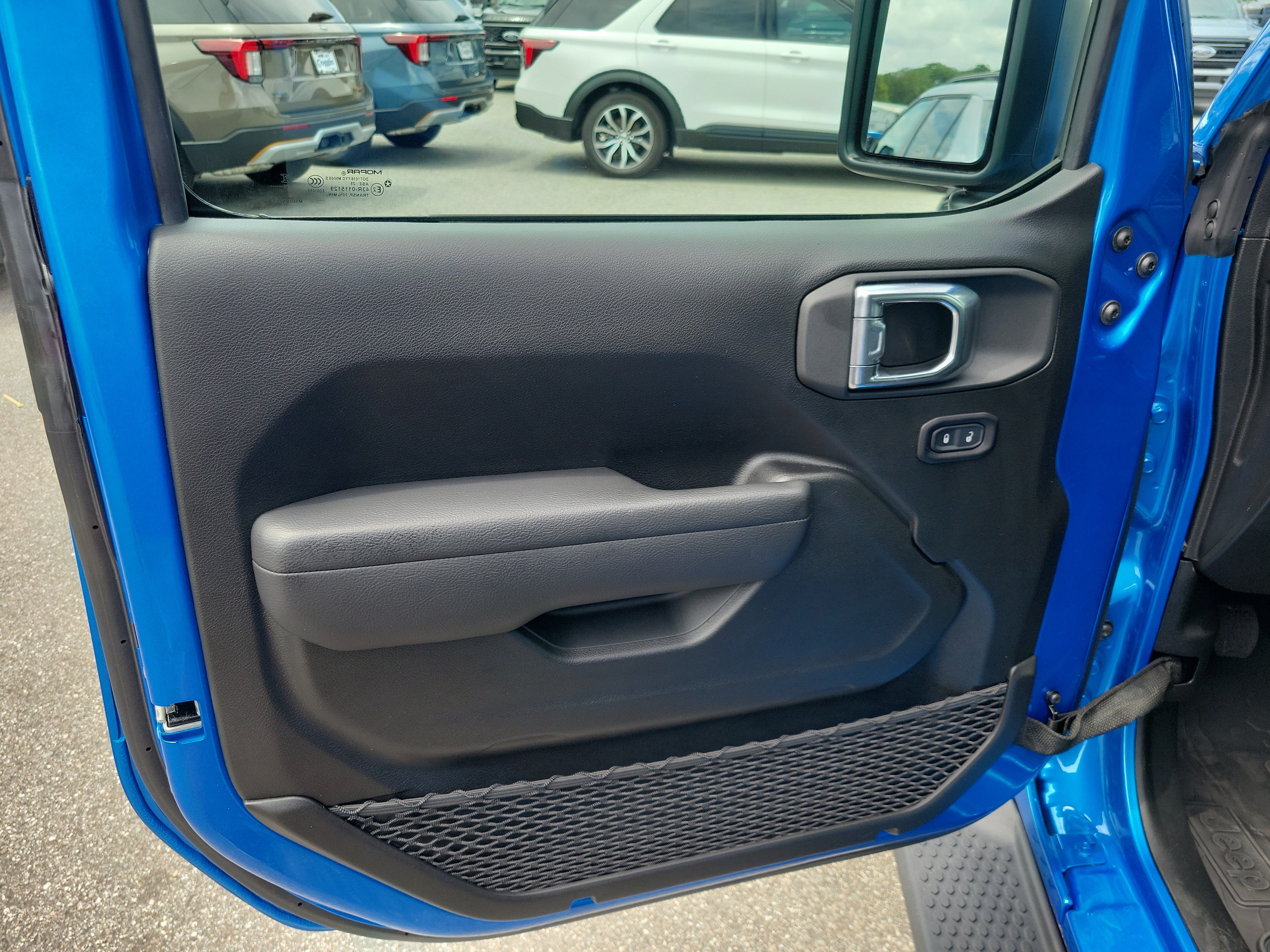 Used 2025 Jeep Wrangler Sport AWD/4WD image 7
