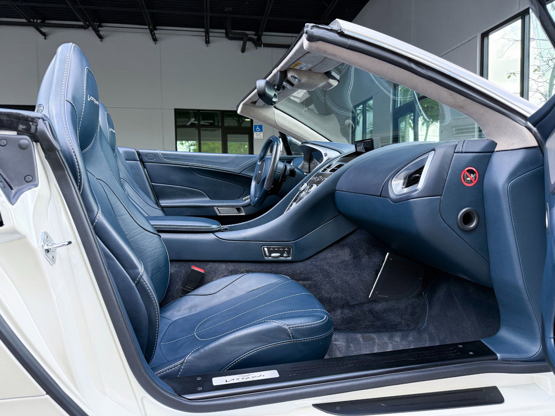 Used 2014 Aston Martin Vanquish Volante RWD image 28