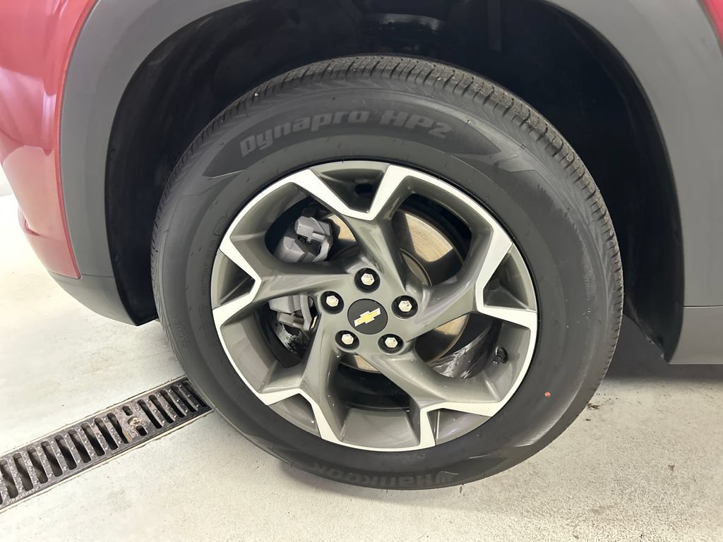 Used 2025 Chevrolet Trax LT w/ LT Convenience Package FWD image 9