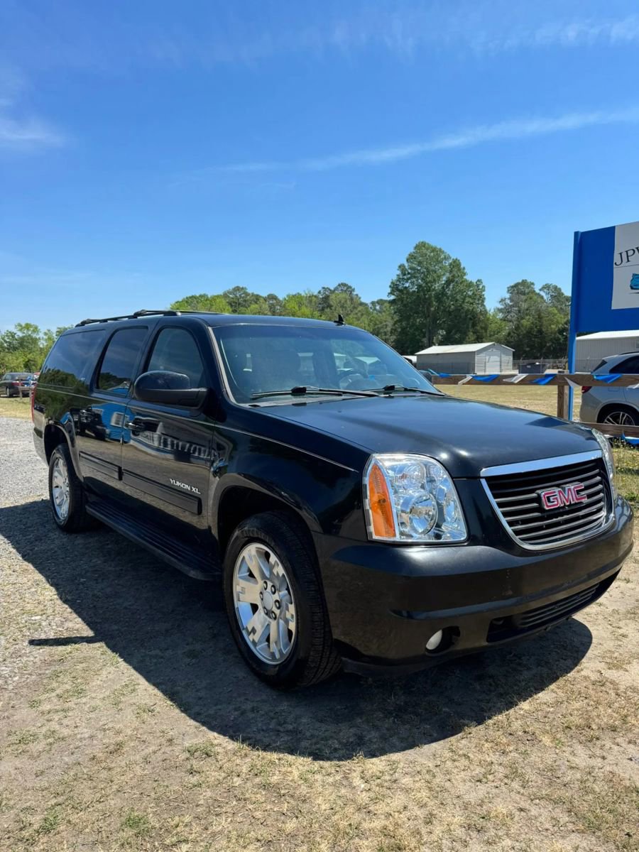 Used 2011 GMC Yukon XL SLT w/ SLT-2 Equipment Package AWD/4WD image 2