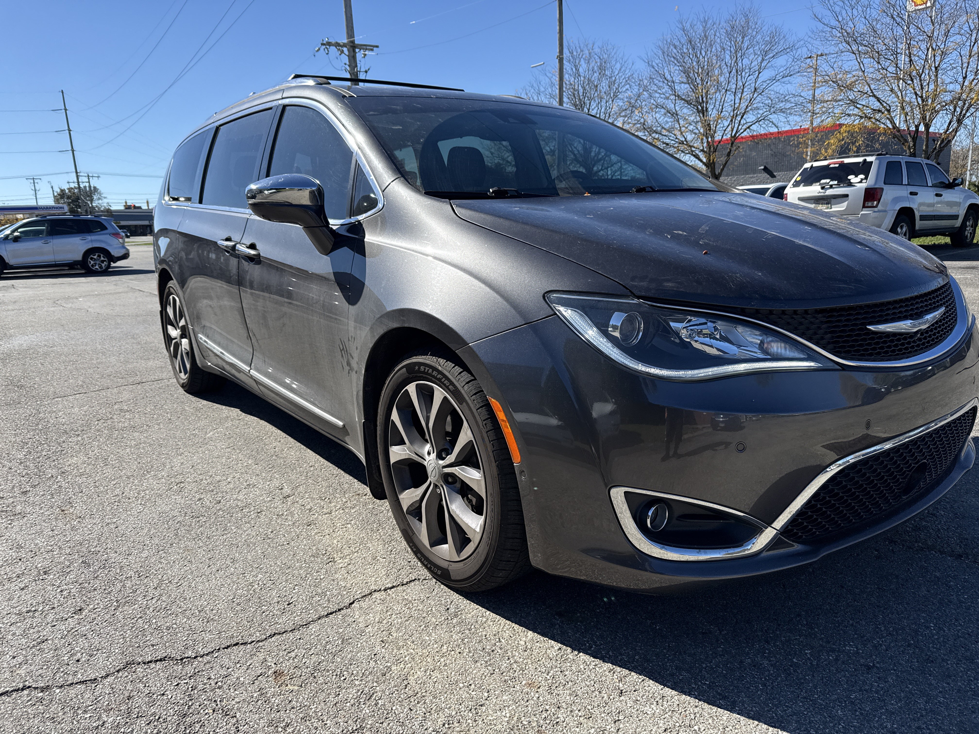 Used 2017 Chrysler Pacifica Limited FWD image 2