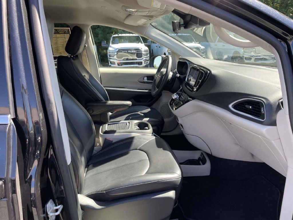 Certified 2023 Chrysler Pacifica Touring-L FWD image 15