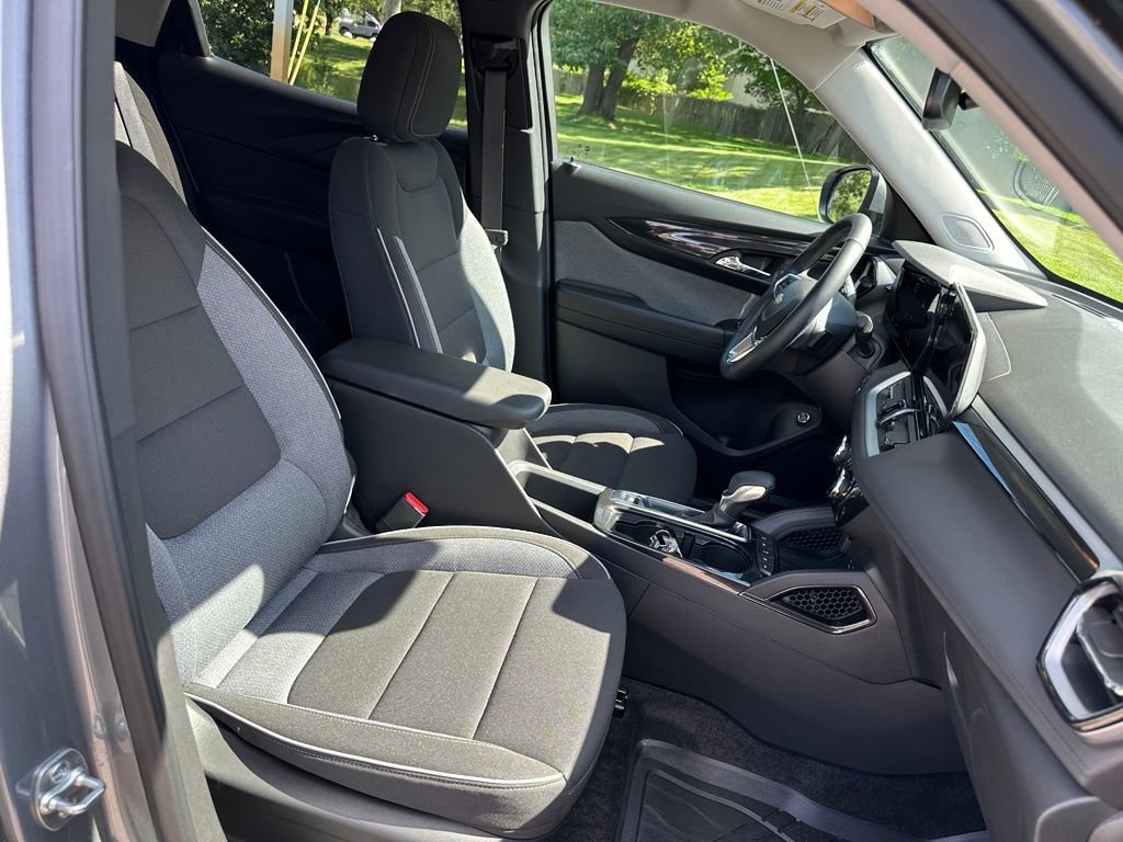 Used 2025 Chevrolet TrailBlazer LT w/ Convenience Package AWD/4WD image 29
