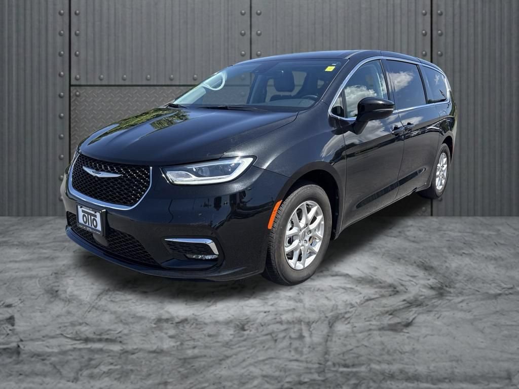 Used 2023 Chrysler Pacifica Touring-L FWD image 3